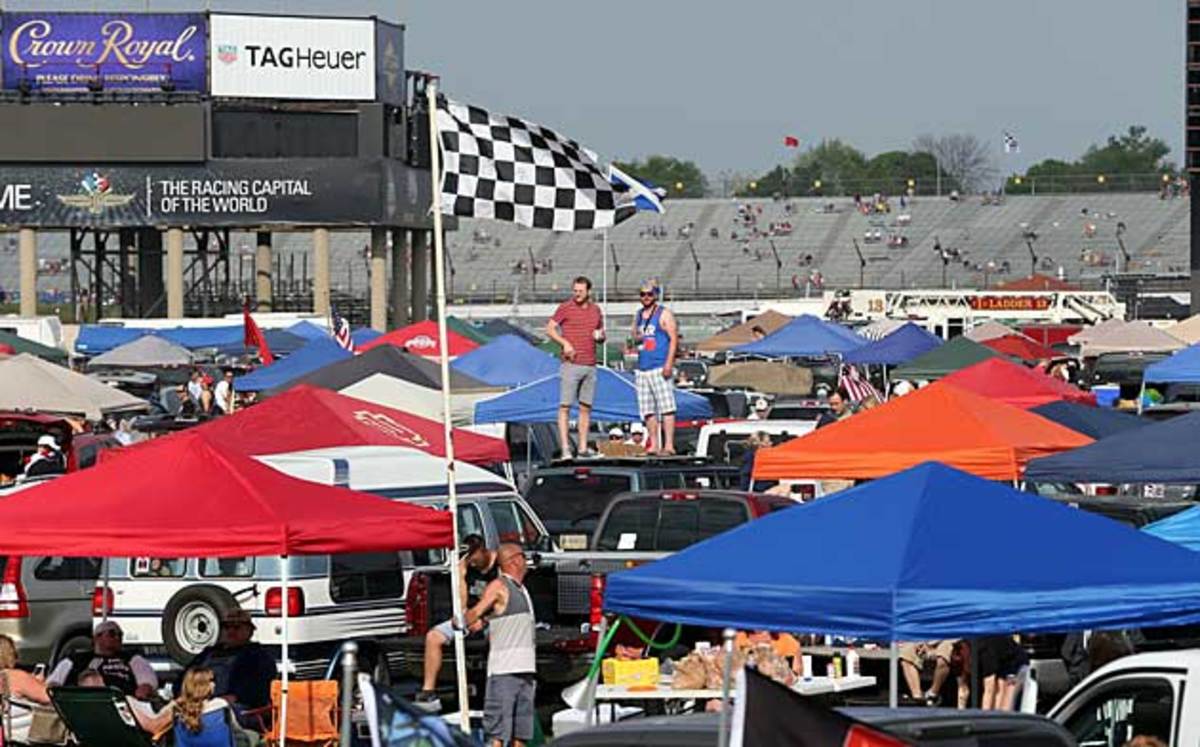 indy500-fans-AP-AJ-Mast.jpg